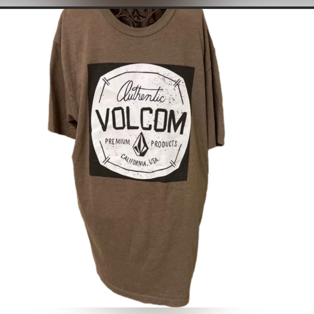 Volcom, Men’s Large. Excellent condition.